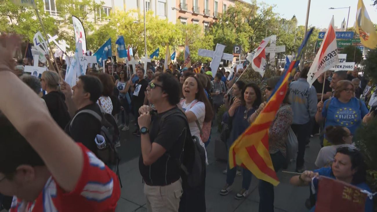 Protesta de funcionarios interinos frente al Congreso contra el "abuso de la temporalidad"