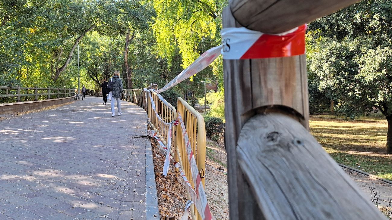 Estado del vallado junto al río Henares en el barrio de Nueva Alcalá, en Alcalá de Henares