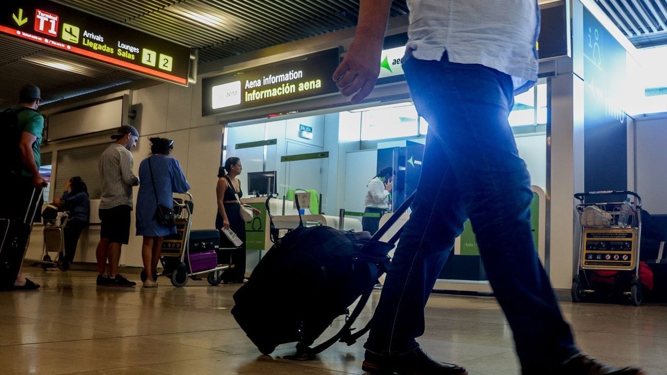 Un hombre con una maleta en el aeropuerto Adolfo Suárez-Madrid Barajas