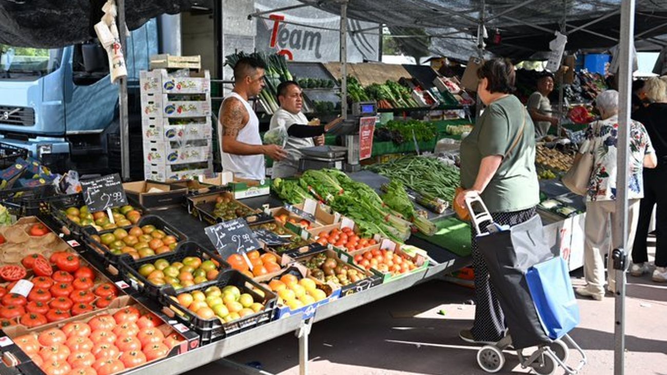 El mercadillo municipal de Sanse celebra sus 25 años con un obsequio para los visitantes