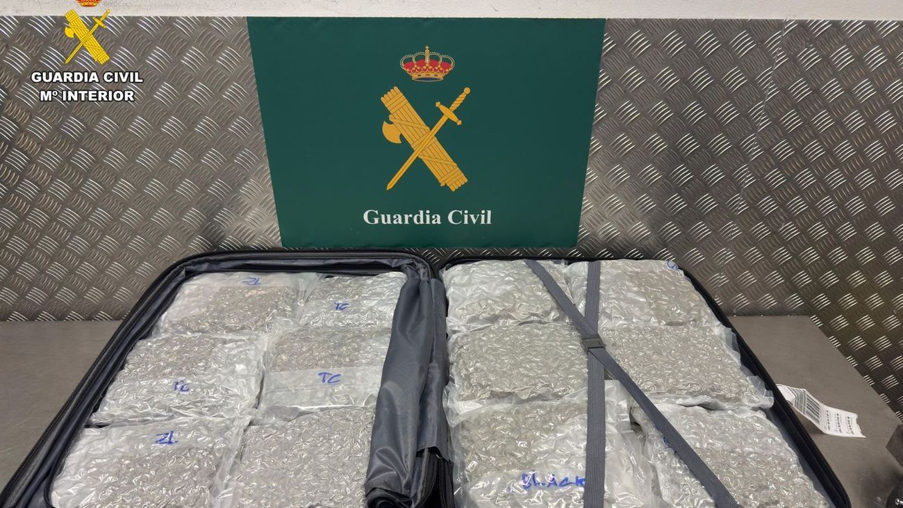 Detenidos en el aeropuerto de Barajas tres viajeros que ocultaban en sus maletas 60 kilos de marihuana