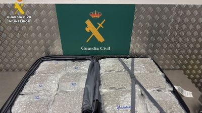 Detenidos en el aeropuerto de Barajas tres viajeros que ocultaban en sus maletas 60 kilos de marihuana