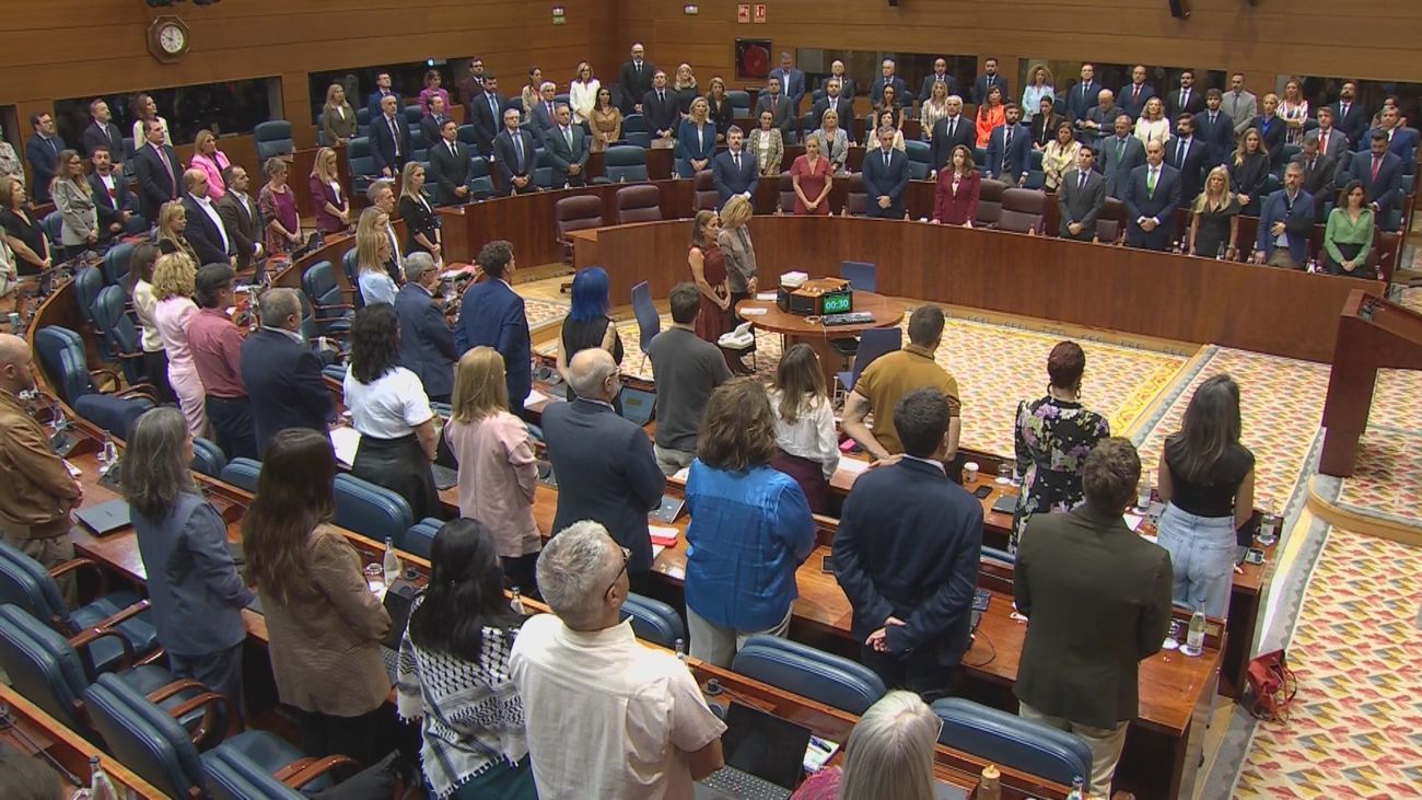 Minuto de silencio en la Asamblea de Madrid por las cuatro víctimas del derrumbe de la calle Hileras