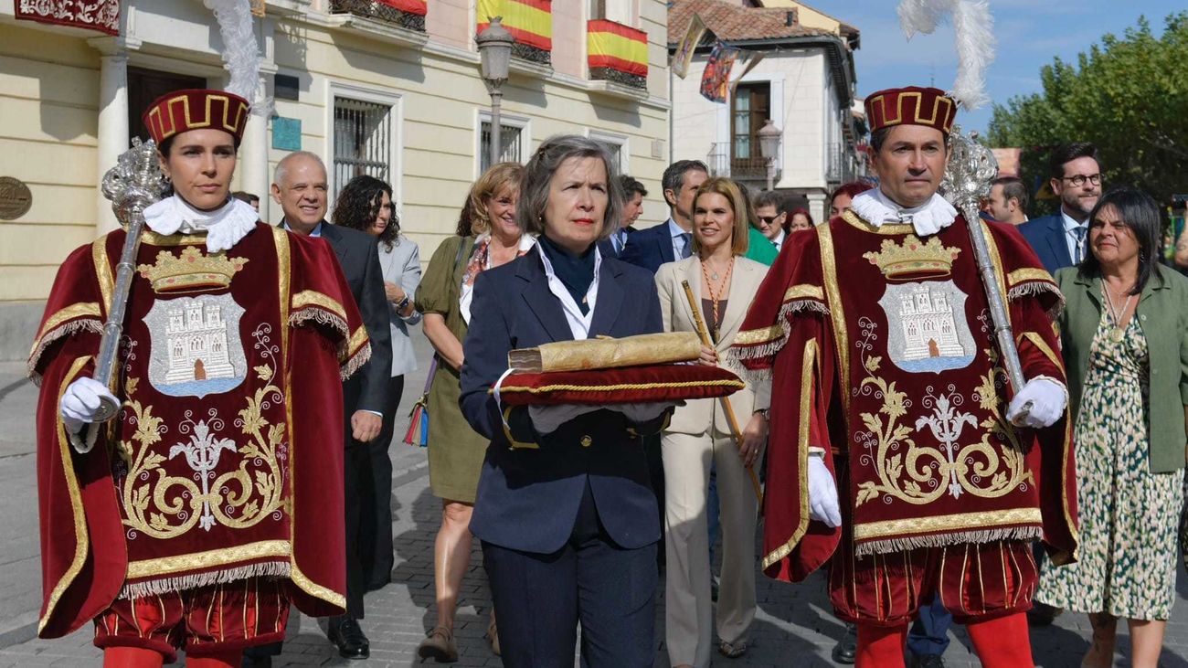La partida de bautismo de Cervantes procesiona por Alcalá de Henares