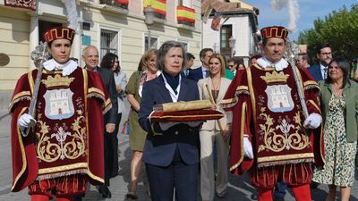 La partida de bautismo de Cervantes procesiona por Alcalá de Henares