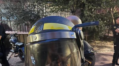 Se atrinchera en Puente de Vallecas, retiene a su hermano menor y agrede a un policía con un cuchillo