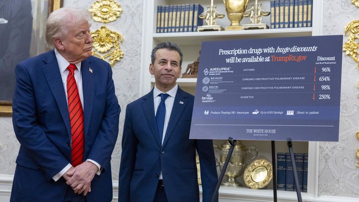 Trump anuncia un arancel adicional del 100% a China y controles en la exportación de software / EFE