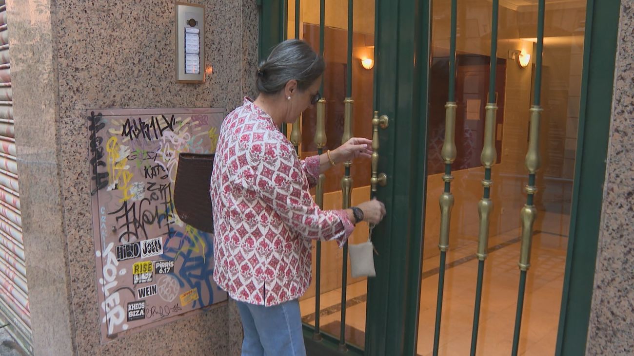 Los vecinos vuelven a casa tras el derrumbe mortal de la calle Hileras: "Esto parece una atracción turística"