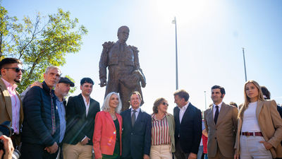 Las Ventas estrena la estatua del maestro 'Antoñete', que mira a la Puerta Grande