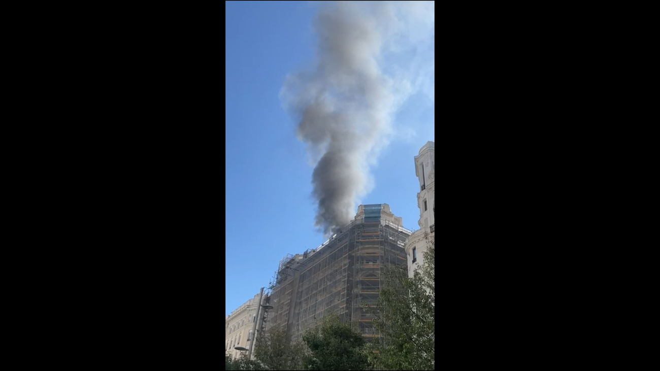 Un incendio sin heridos en la azotea de un edificio obliga a cortar al tráfico la  Gran Vía