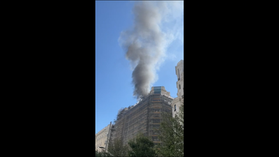Un incendio sin heridos en la azotea de un edificio obliga a cortar al tráfico la  Gran Vía