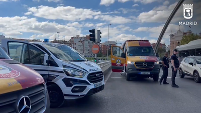 Herido grave un motorista de 60 años tras chocar con varios coches en Puente de Ventas