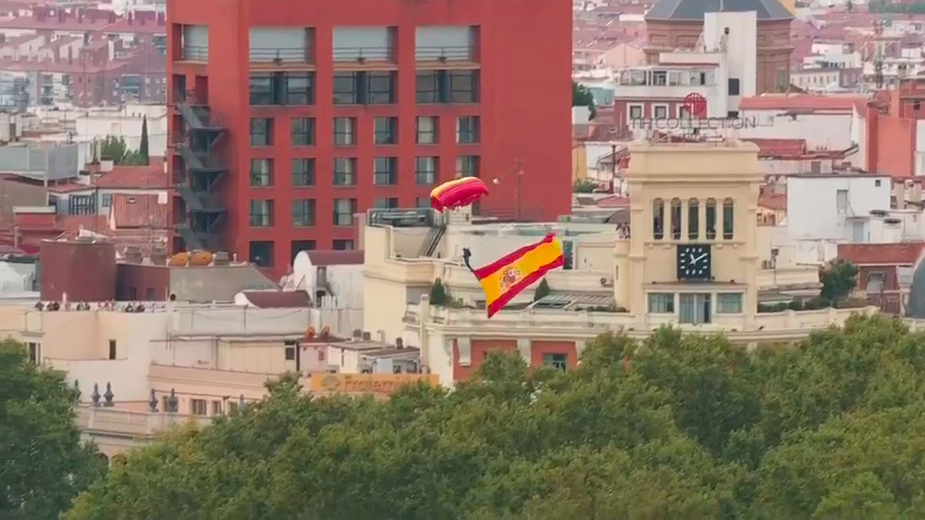 Así ha sido el salto paracaidista con la bandera de España sobre Madrid