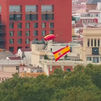 Así ha sido el salto paracaidista con la bandera de España sobre Madrid