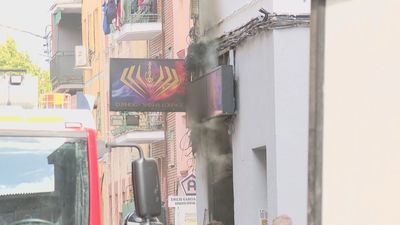 Un incendio en un local en obras en Usera provoca una intensa humareda aunque sin heridos