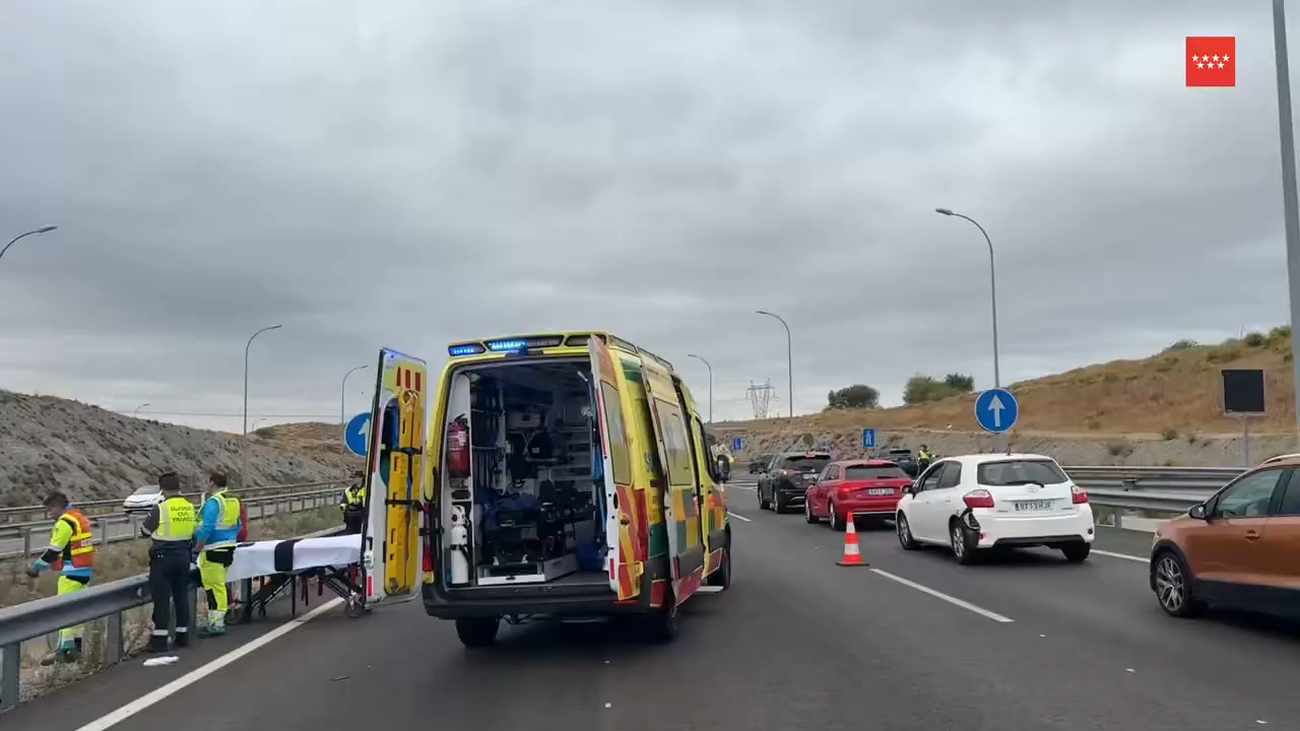 Herido grave un motorista de 22 años al salirse de la vía en la M-50, en Madrid