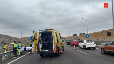 Herido grave un motorista de 22 años al salirse de la vía en la M-50, en Madrid