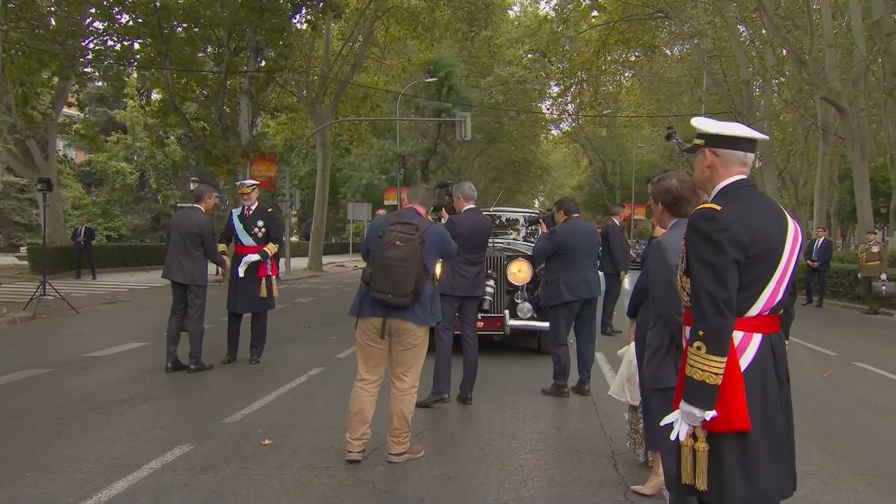 Pitos y abucheos a Sánchez a su llegada al desfile del 12 de octubre
