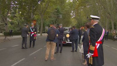 Pitos y abucheos a Sánchez a su llegada al desfile del 12 de octubre