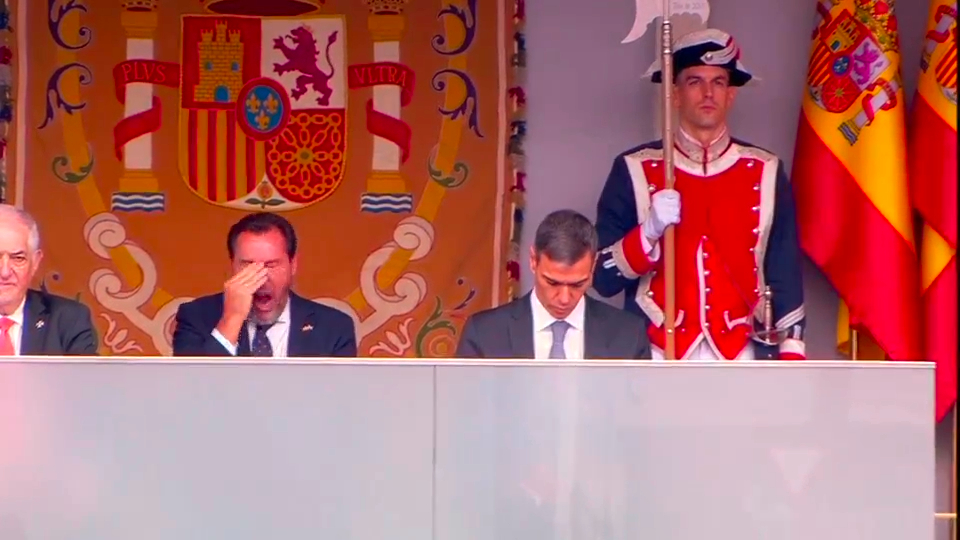 Sánchez, durante el desfile militar: ausente, poco comunicativo y pendiente  del móvil