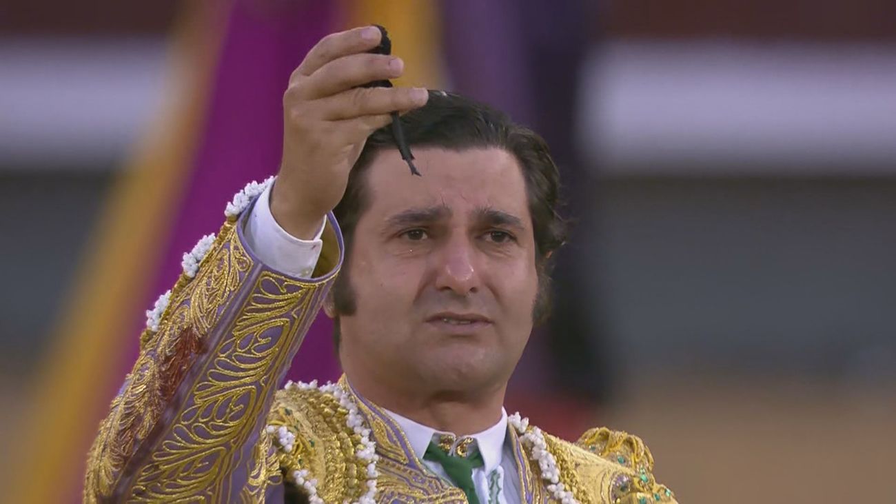 Morante de la Puebla se corta la coleta por sorpresa en Las Ventas y sale por la Puerta Grande