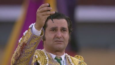 Morante de la Puebla se corta la coleta por sorpresa en Las Ventas y sale por la Puerta Grande