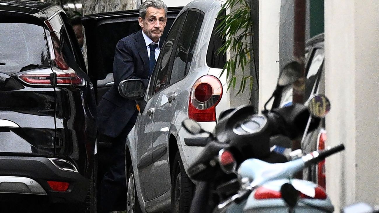 El expresidente francés Nicolas Sarkozy acude a conocer su ingreso en prisión