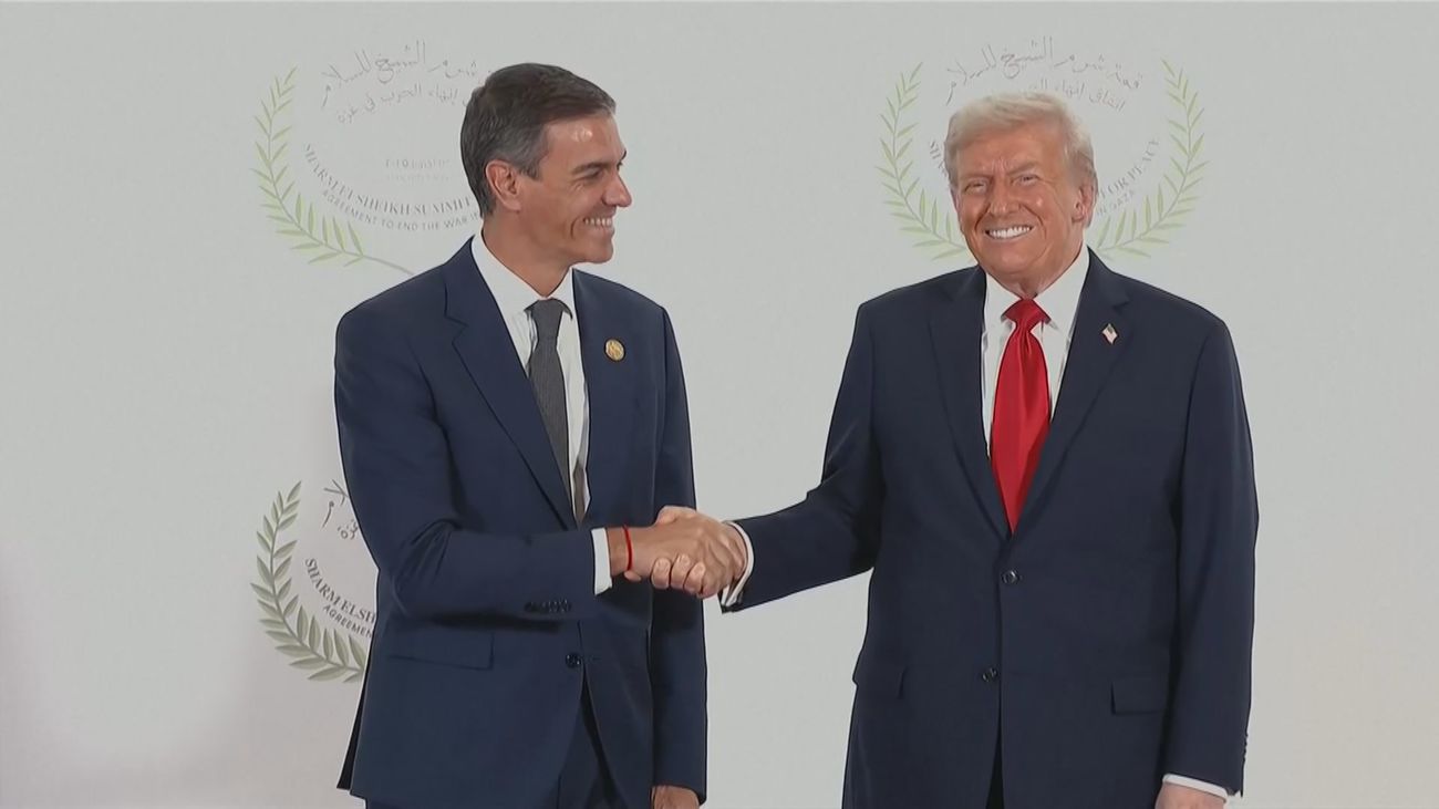 Sánchez y Trump se saludan en Egipto: "¿Estáis ya trabajando en el tema del PIB? Nos acercaremos"