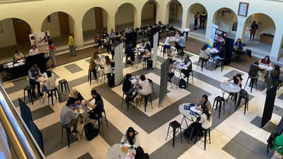 Más de 80 candidatos optan en Pozuelo a un empleo en un encuentro de entrevistas rápidas con empresas