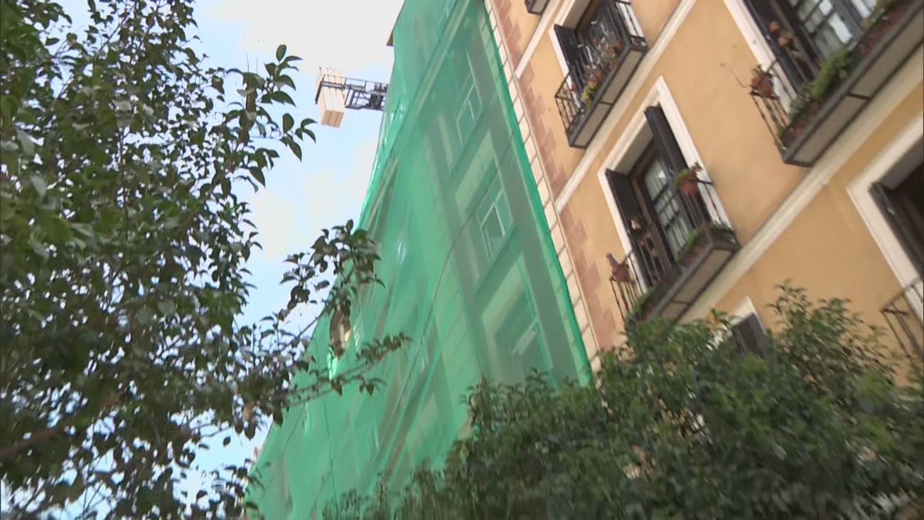 Comienzan las obras de apuntalamiento del edificio de la calle Hileras tras el derrumbe