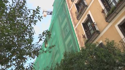 Comienzan las obras de apuntalamiento del edificio de la calle Hileras tras el derrumbe