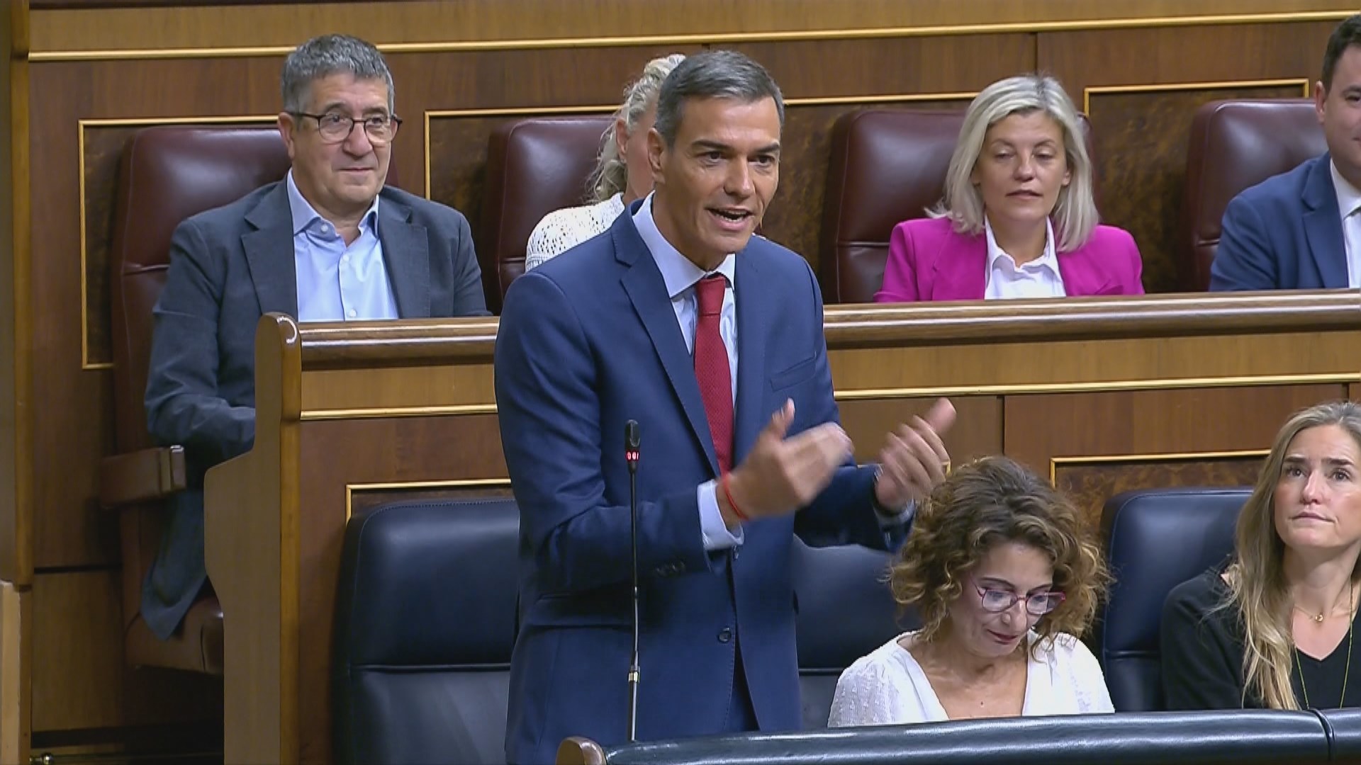 El CIS otorga al PSOE un 34,8% y hunde al PP al 19,8% pese a los casos de corrupción