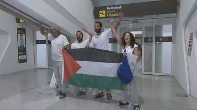 La embajada española en Grecia pagó el vuelo comercial a dos activistas de la flotilla de Gaza relacionados con ETA