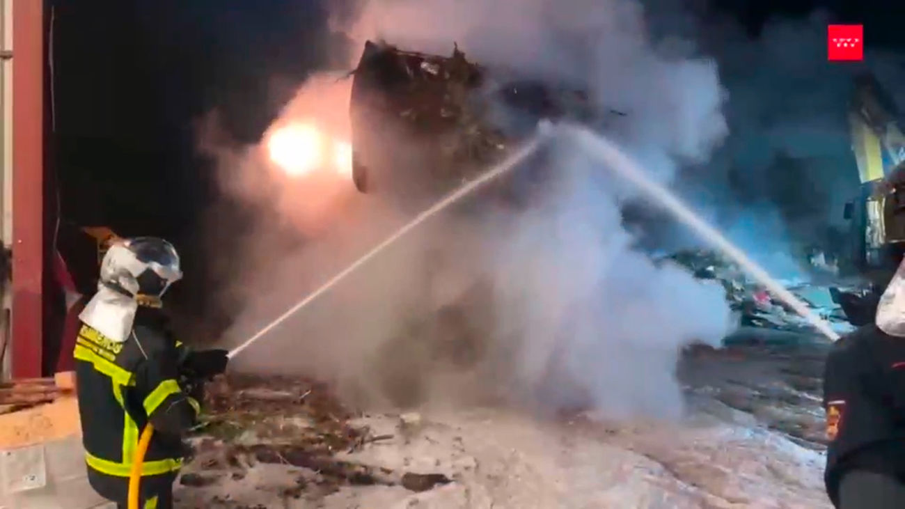 Incendio en una parcela de reciclaje de madera y restos de poda de San Fernando de Henares