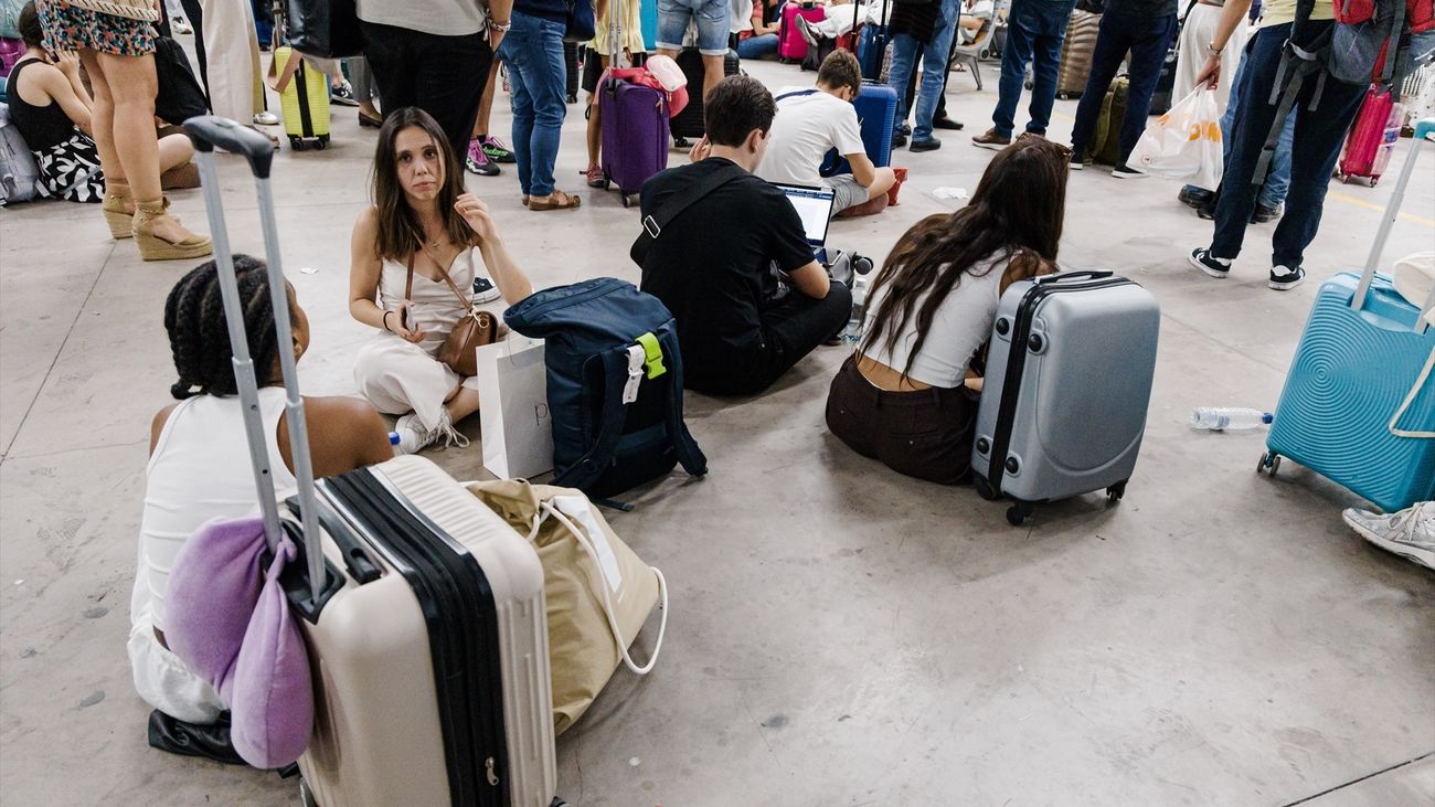 Viajeros en la estación Madrid Chamartín - Clara Campoamor