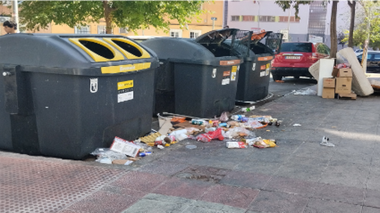 Basuras y enseres acumulados junto a contenedores de la calle Zapardiel (San Blas)