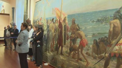 Robles visita al equipo restaurador del cuadro atacado en el Museo Naval y les agradece su labor