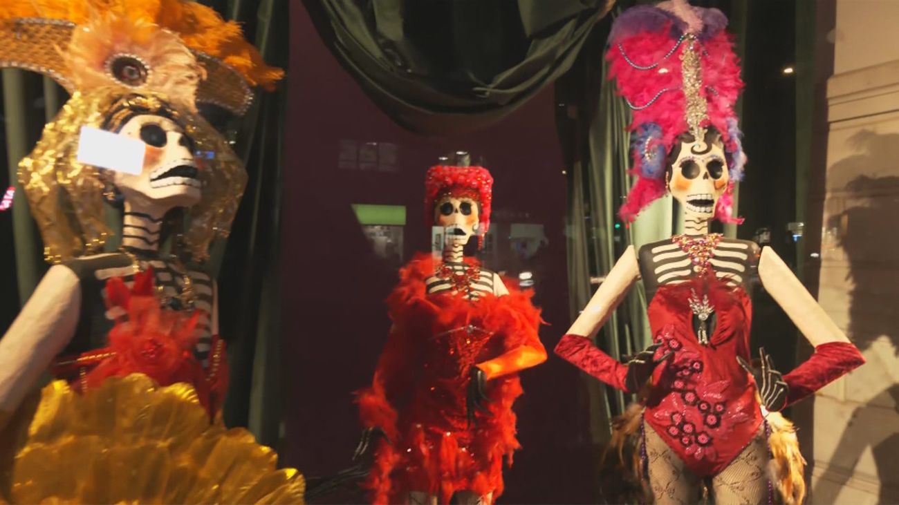 El ‘Altar de muertos’, de Casa México en Madrid, nos trae una temática muy especial este 2025: ‘El Cabaret’