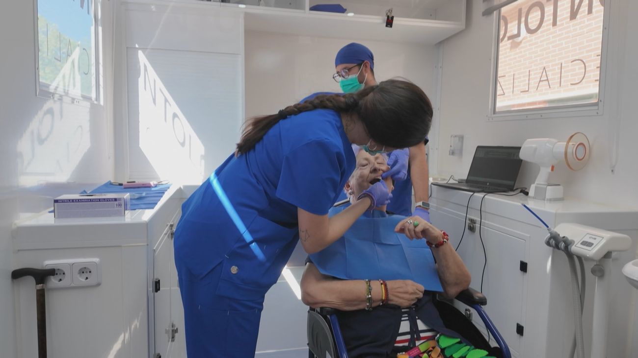 Clínicas dentales móviles para mejorar la salud bucodental de mayores y personas con discapacidad