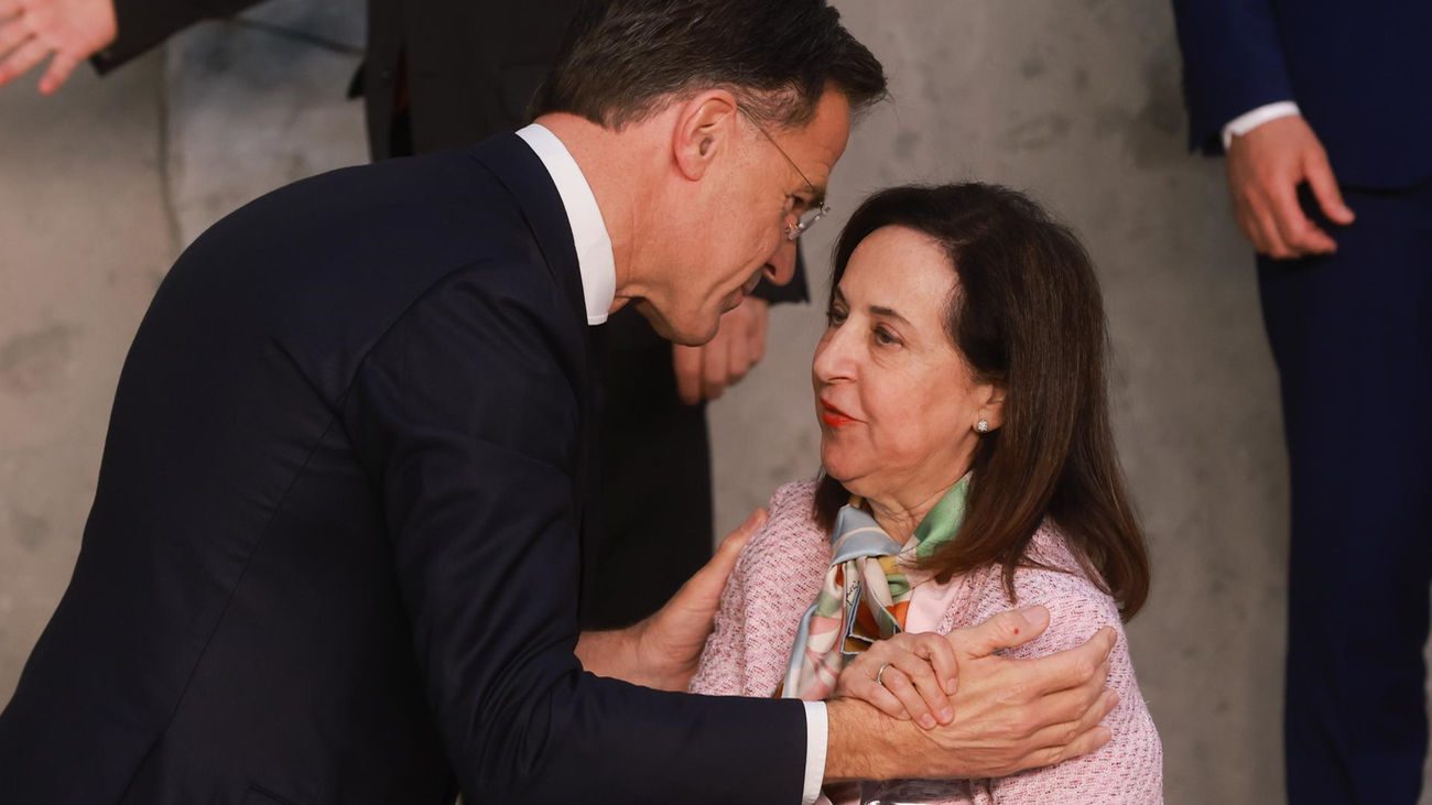 Robles no descarta que España compre material militar de EEUU para Kiev