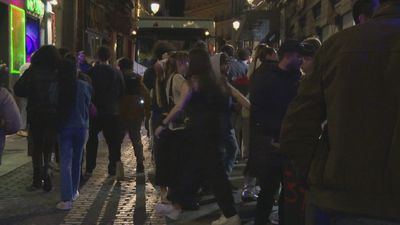 Una nueva campaña busca reducir el ruido en las colas de los locales nocturnos del centro de Madrid