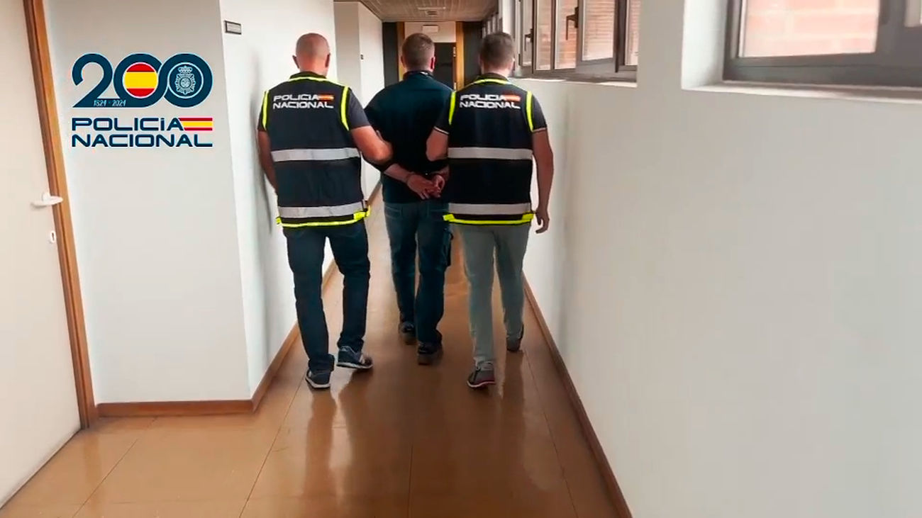 El detenido por grabar desnudas a su hija menor y sus amigas ya fue arrestado y puesto en libertad en 2024