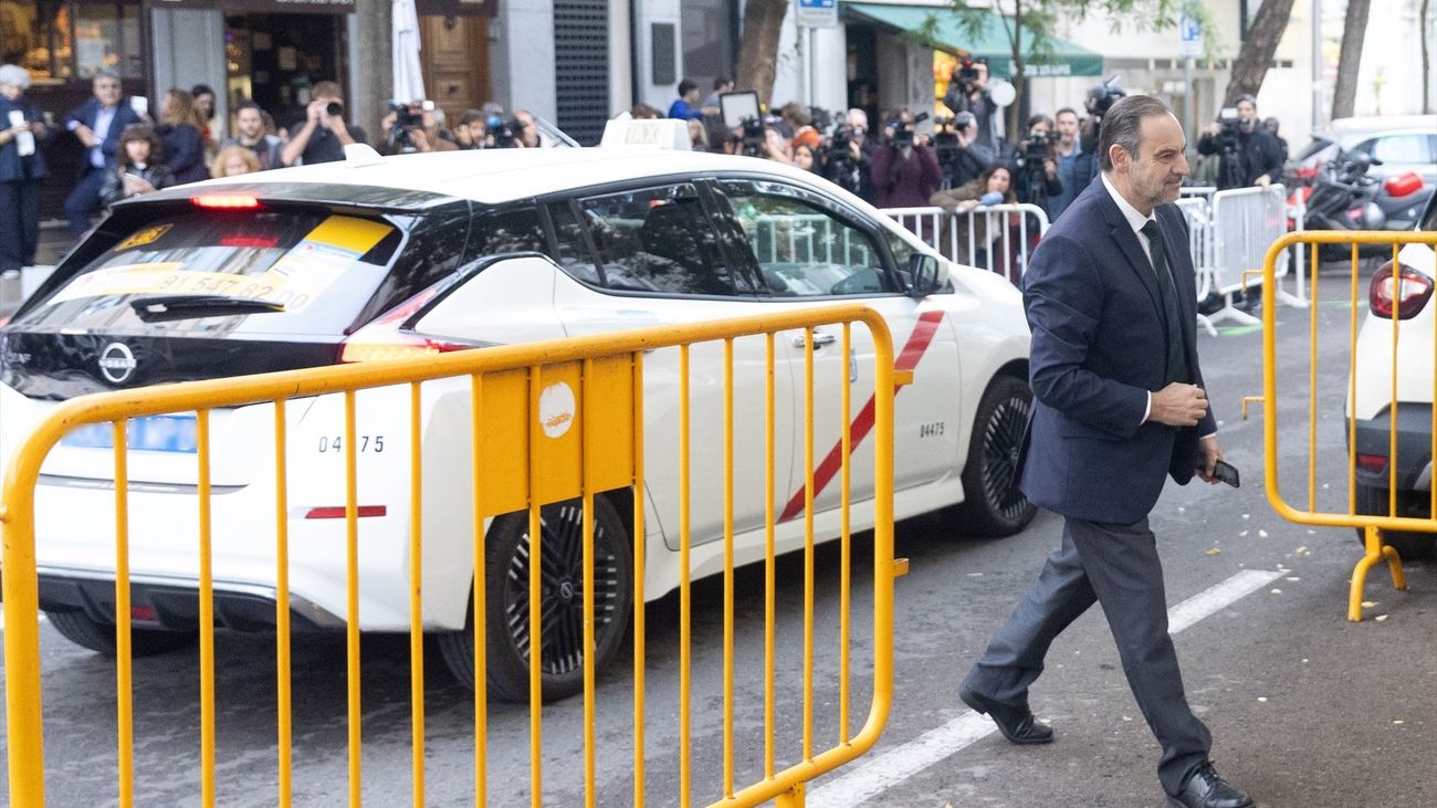 Ábalos se acoge a su derecho a no declarar en el Tribunal Supremo y la Fiscalía descarta pedir prisión