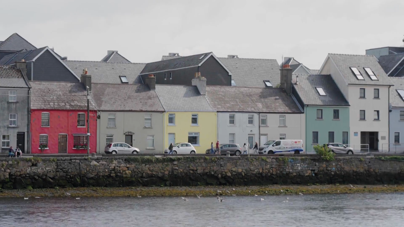 Las dos leyendas que justifican las casas de colores en Galway