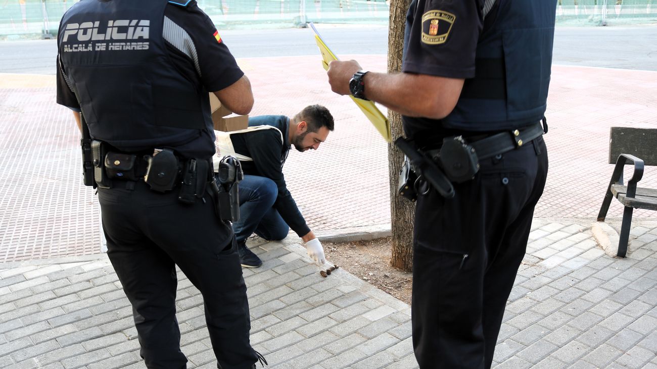 Toma de muestras de ADN de mascotas en una calle de Alcalá
