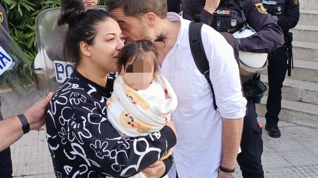 Se consuma el desahucio de Ángela y sus tres hijos en Alcorcón