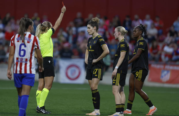 La defensa del Manchester United Dominique Janssen ve la roja directa / EFE