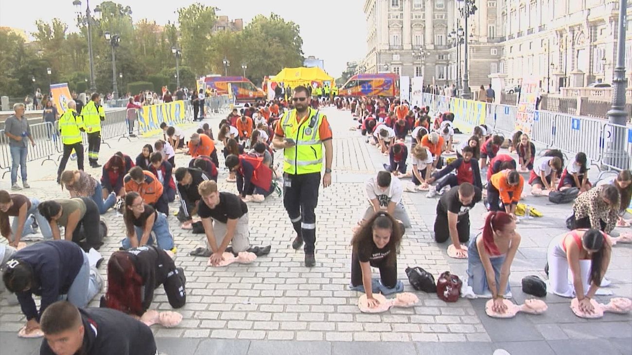 Más de 300 jóvenes participan en un 'flashmob' de RCP en la Plaza de Oriente para salvar vidas