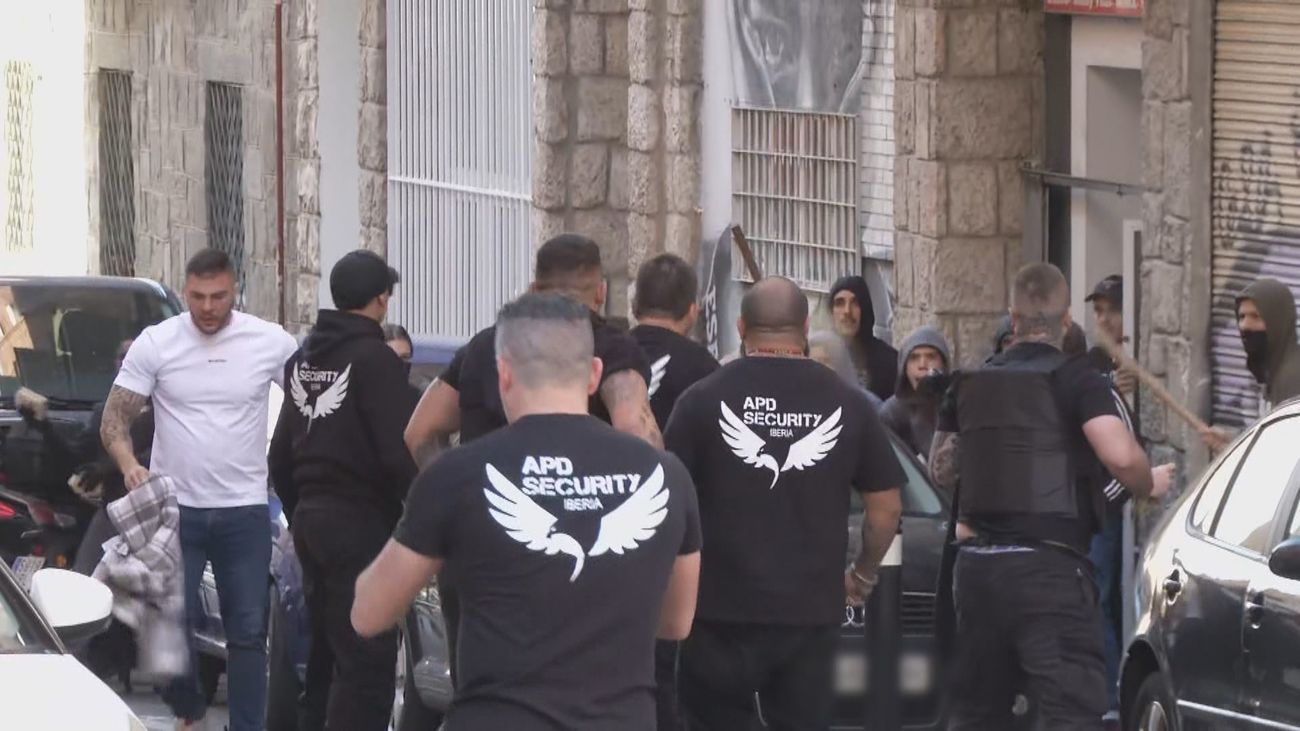 El dueño del piso okupado en Vallecas defiende que la casa “estaba vacía” cuando la compró