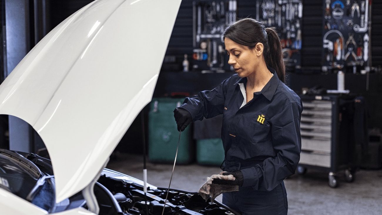 Mujer trabajando en un taller